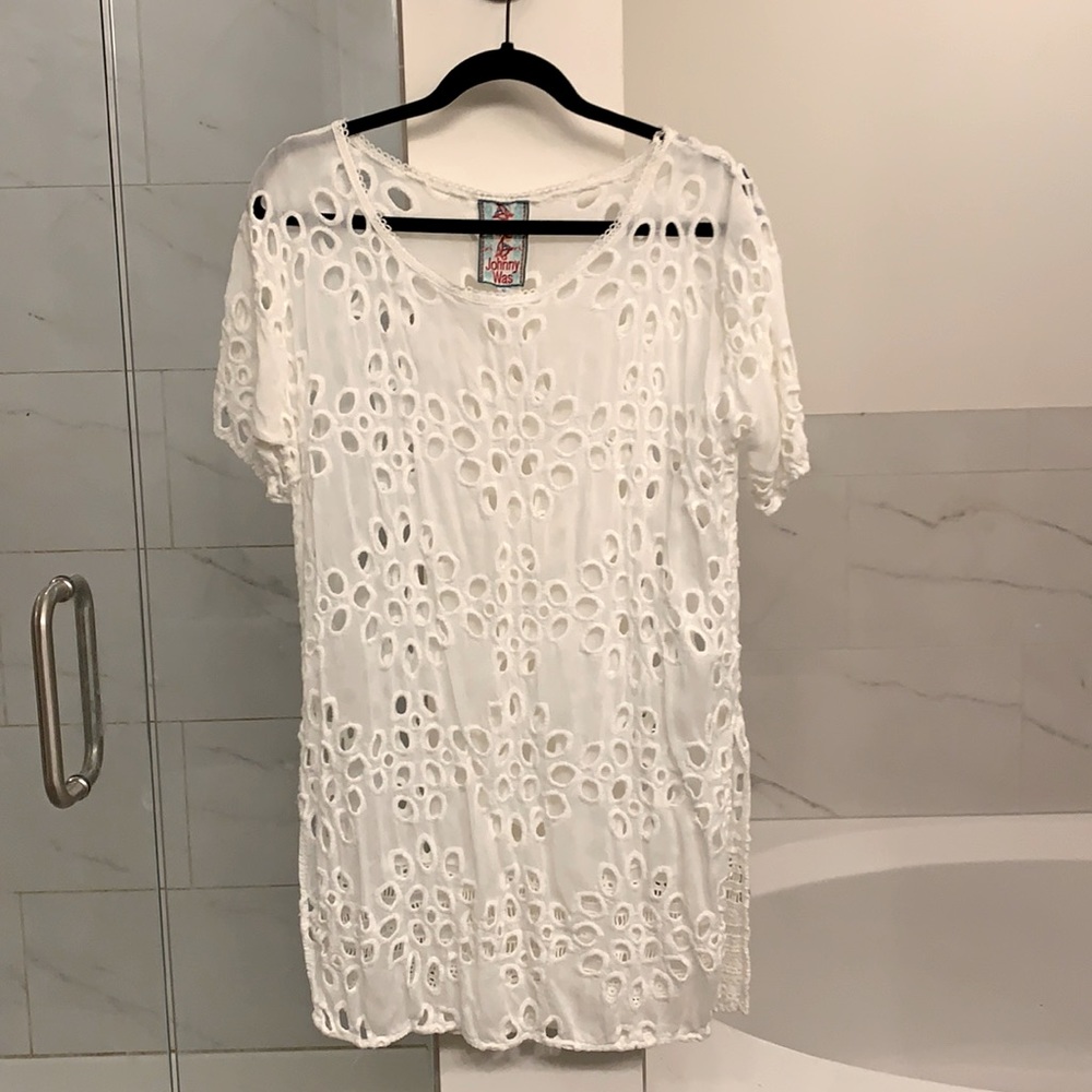 🌻Lightly used JOHNNY WAS White Eyelet Dolman Short Sleeve Tunic Size (S)!🌻